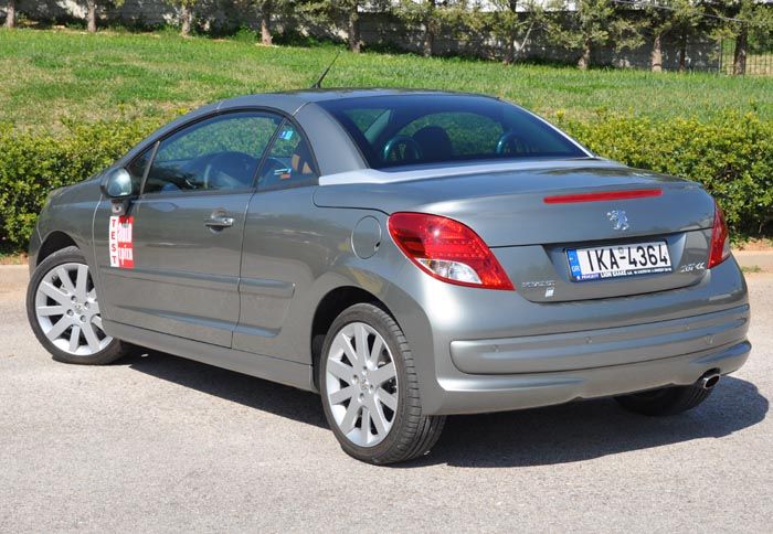 Με το πάτημα ενός κουμπιού, το 207 CC μετατρέπεται από coupe αυτοκίνητο σε cabrio.